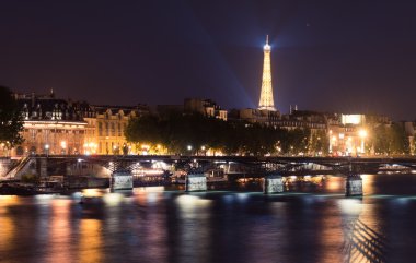 Paris'te Eyfel Kulesi ve seine Nehri