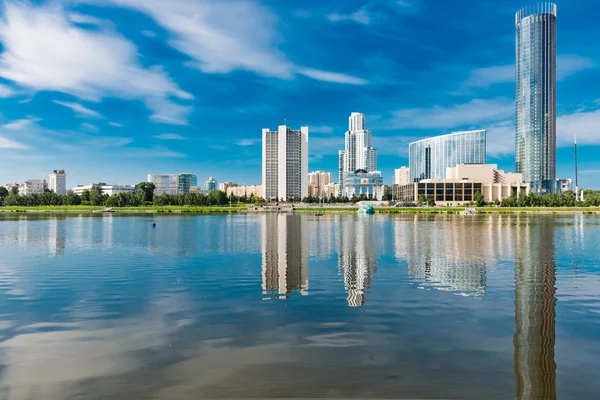 Quay cais aterro Yekaterinburg City . — Fotografia de Stock