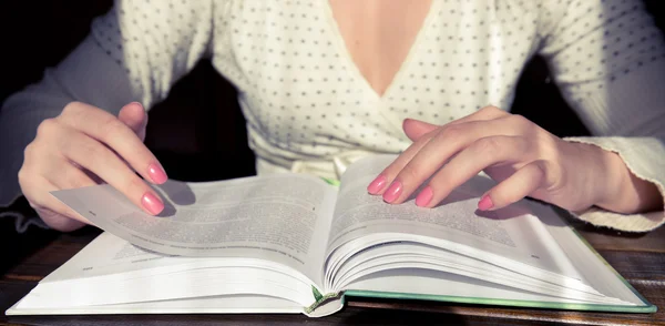 Female hands turns pages — Stock Photo, Image