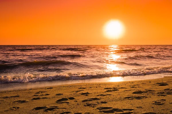 Colorido amanecer sobre el mar —  Fotos de Stock