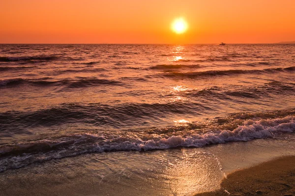 海の上のカラフルな夜明け — ストック写真