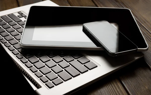 Keyboard with phone and tablet pc — Stock Photo, Image