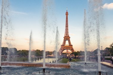 Eyfel Kulesi Paris akşam içinde