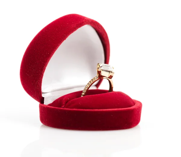 Bague de mariage dans une boîte cadeau — Photo