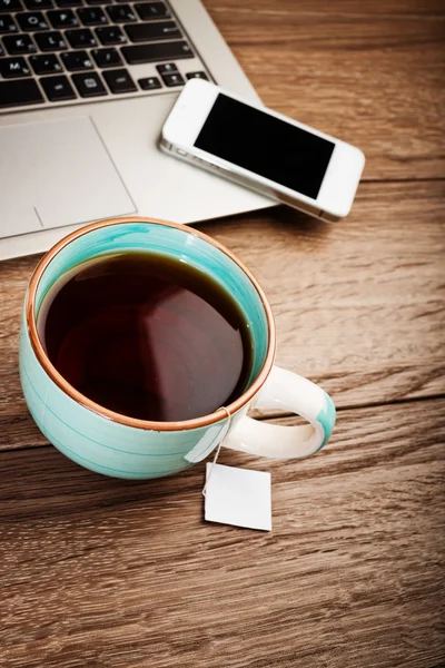 Lavoro d'ufficio con computer portatile aperto — Foto Stock