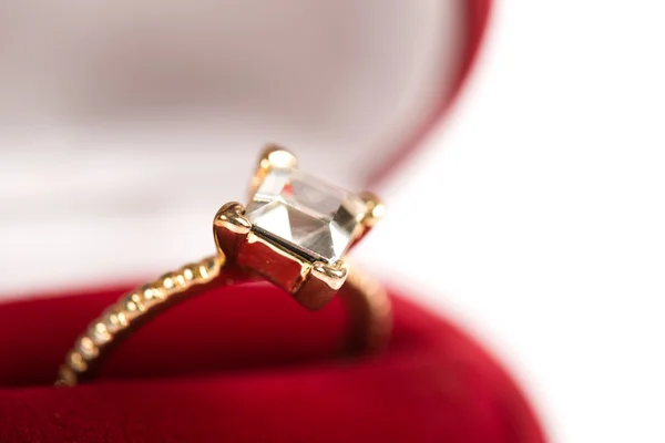 Anello nuziale in una confezione regalo — Foto Stock