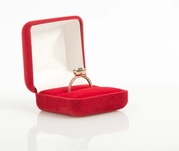 Anel de casamento em uma caixa de presente — Fotografia de Stock