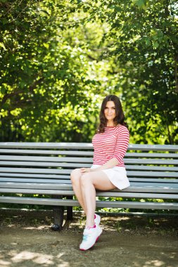 modeli bir bankta oturur