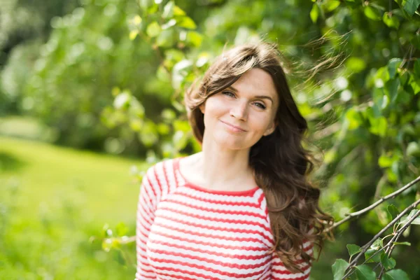 Hermosa mujer en la naturaleza de verano . —  Fotos de Stock