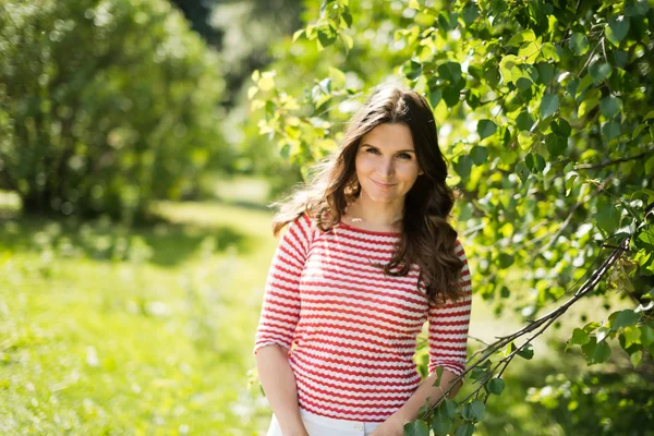 Schöne Frau über die Natur des Sommers. — Stockfoto