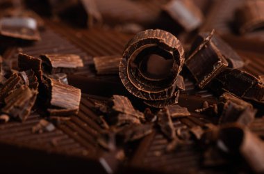 Koyu çikolata, bukleler ve parçaların bileşimi 