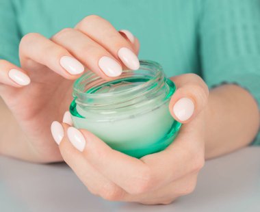 Kremalı güzel kadın elleri