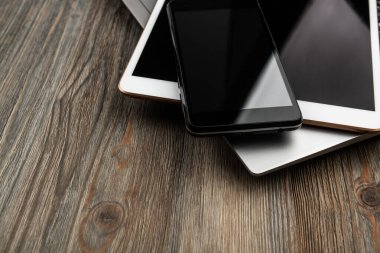 ahşap kaplamalı telefon ve tablet bilgisayarlı