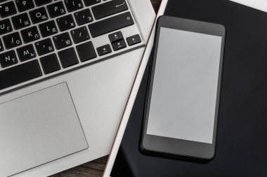 ahşap kaplamalı telefon ve tablet bilgisayarlı