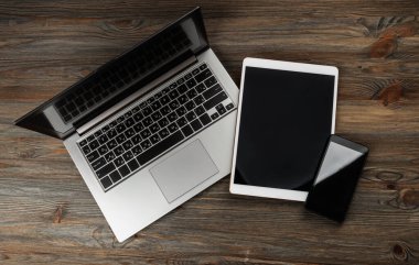 Dizüstü bilgisayarlı ofis masası, tablet bilgisayar, mobil akıllı telefon