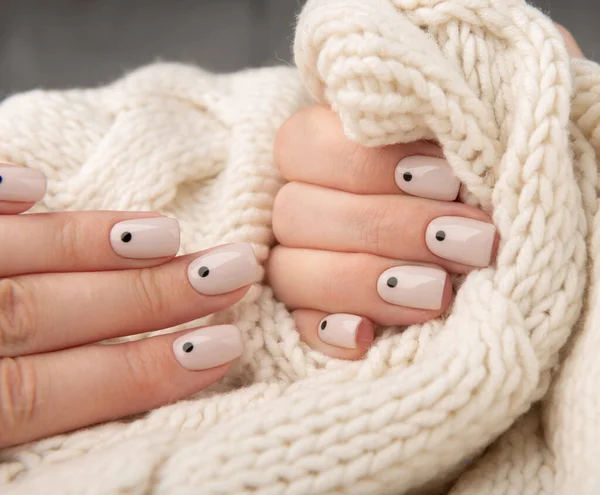 Stylish Beige Nails Dots Nail Desine Holding Knitted Wool Materia — Stock Photo, Image