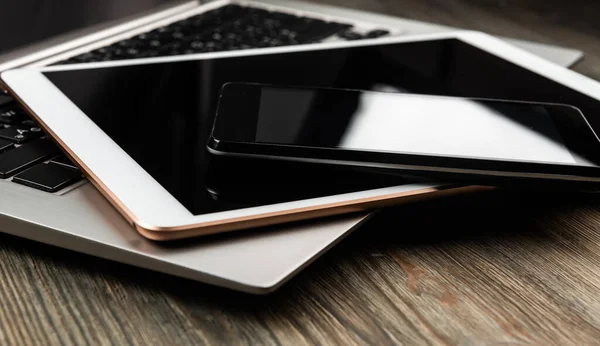 Laptop Mit Telefon Und Tablet Auf Holzbalken — Stockfoto