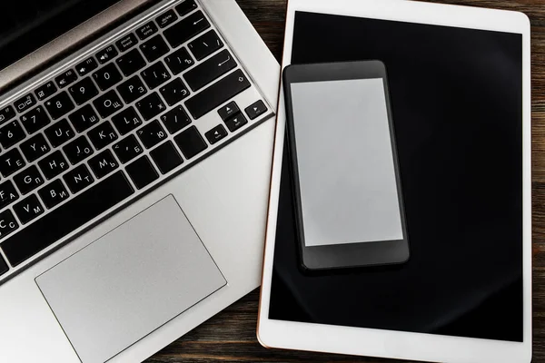 Laptop Mit Telefon Und Tablet Auf Holzbalken — Stockfoto