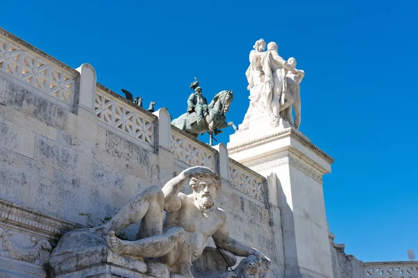 马术纪念碑对维克托 · 伊曼纽尔二 — 图库照片