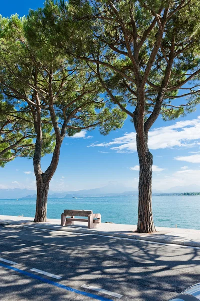 Callejón peatonal a orillas del lago Garda — Foto de Stock