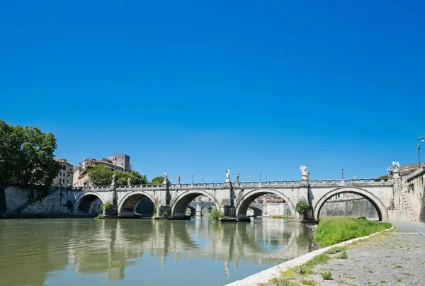 Brücke über den Tiber in Rom, Italien — Stockfoto