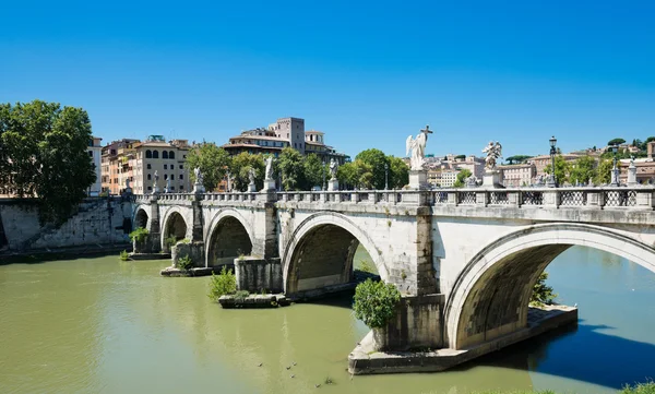 Bridge on Tiber river in Rome, Italy — Stock Photo, Image