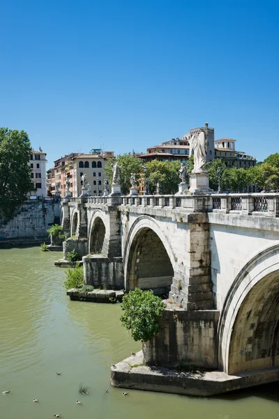 Brücke über den Tiber in Rom, Italien — Stockfoto