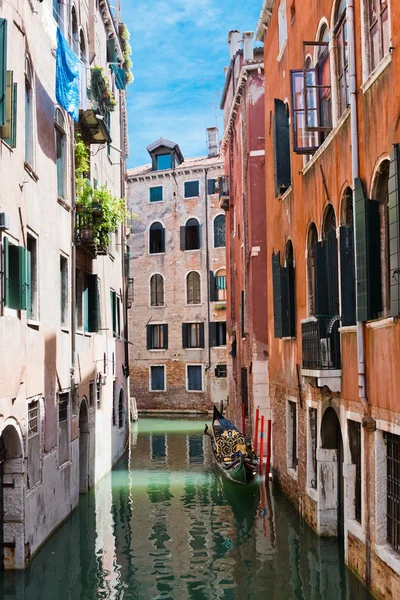 Canal pequeño y, Venecia, Italia — Foto de Stock