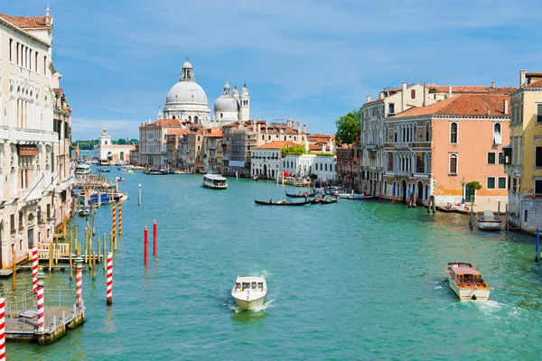 Grand canal en de Basilica di santa maria della salute — Stockfoto