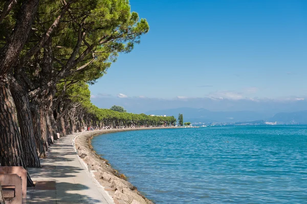 Callejón peatonal a orillas del lago Garda — Foto de Stock