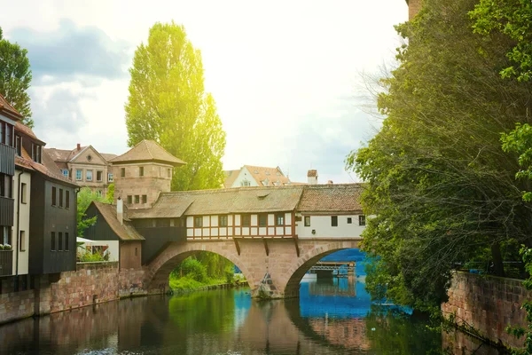 Flussdetail und Brücke in Nürnberg — Stockfoto