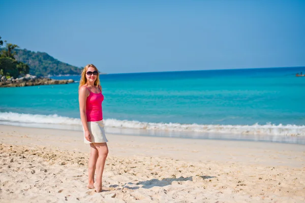 Vrouw op het strand — Stockfoto