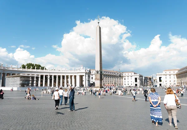 Turisti in Piazza San Pietro — Foto Stock