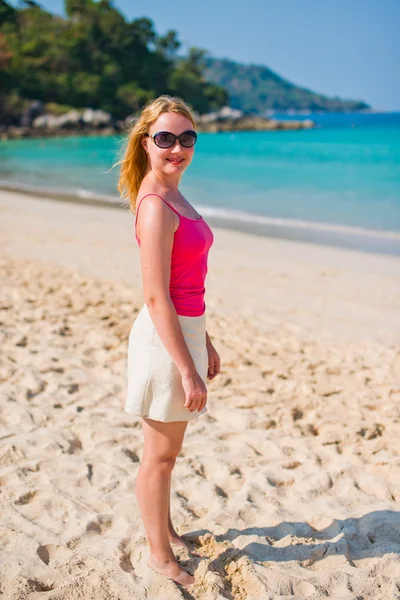 Vrouw op het strand — Stockfoto