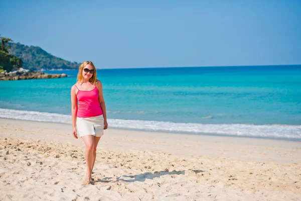 Vrouw op het strand — Stockfoto