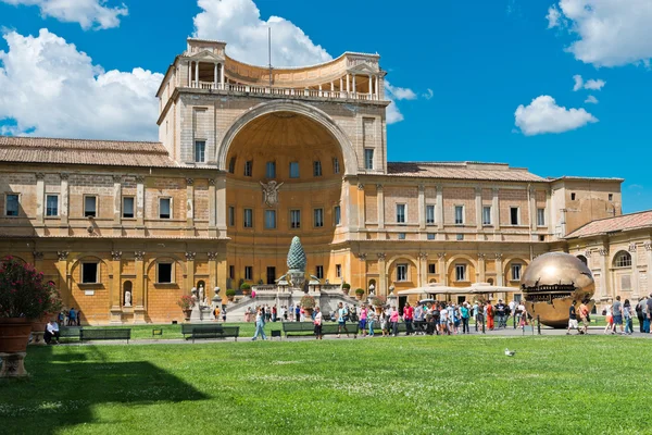 Pessoas ao redor de Esfera, Vaticano — Fotografia de Stock