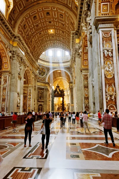 People inside Saint Peter Cathedral — Stock Photo, Image