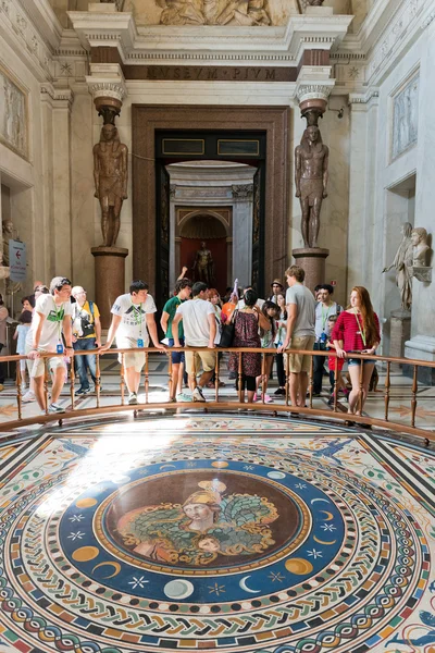 Turisti al Museo Vaticano — Foto Stock