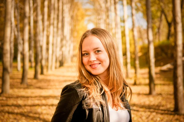 Beautiful young woman — Stock Photo, Image