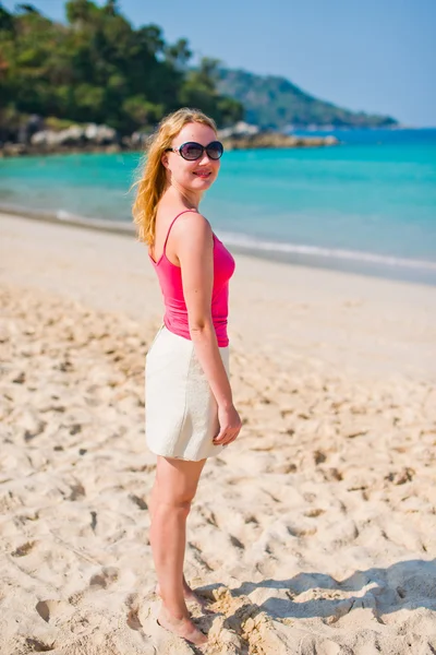 Vrouw op het strand — Stockfoto