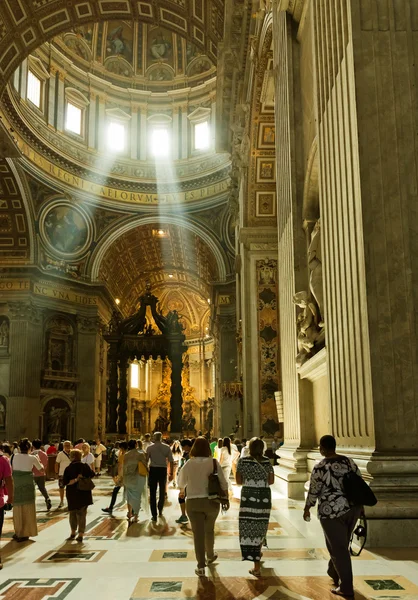 People inside Saint Peter Cathedral — Stock Photo, Image