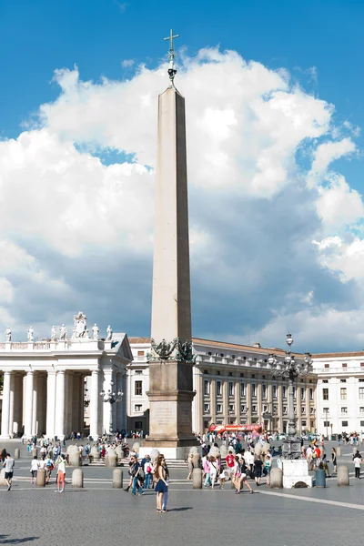 Turisti in Piazza San Pietro — Foto Stock