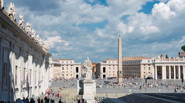 Turisti in Piazza San Pietro — Foto Stock