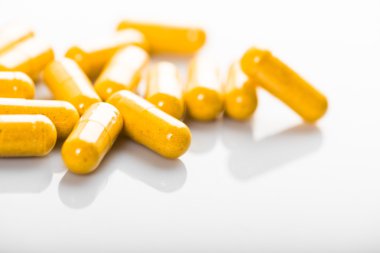 sarı haplar yığını 