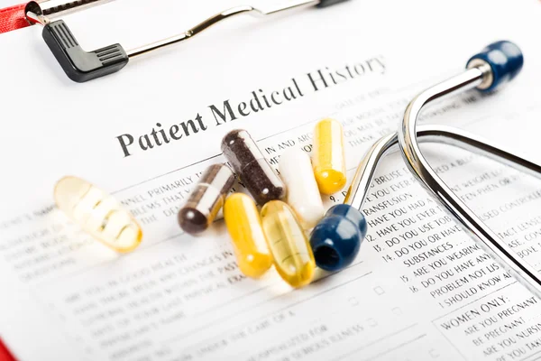 Documento de historia clínica con medicina — Foto de Stock