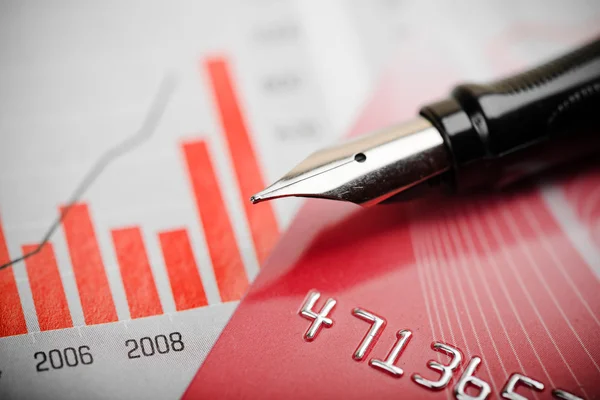 Credit card,  fountain pen and diagram. — Stock Photo, Image