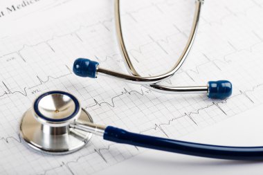 stetoskop kardiyogram üzerinde