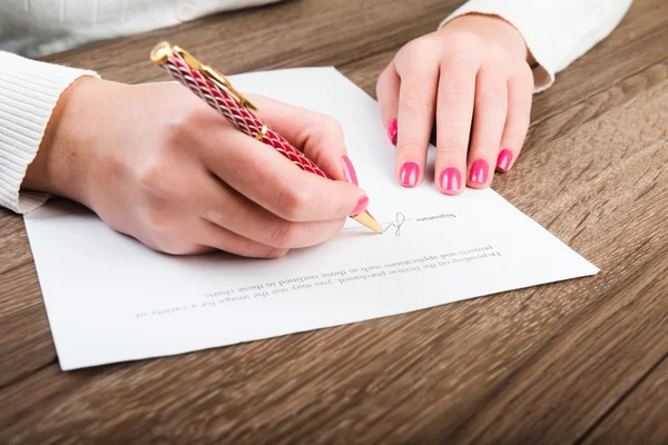 Signing important document — Stock Photo, Image