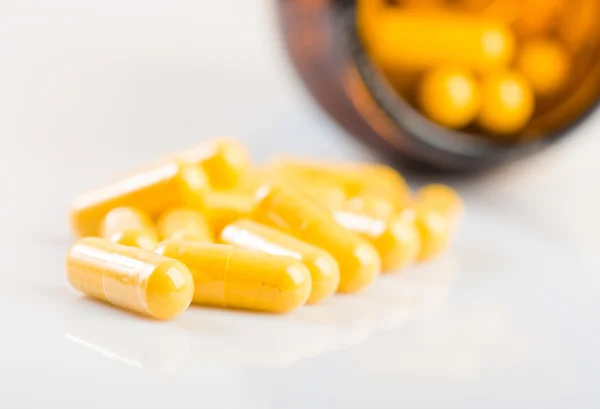 Pastillas en botella de la píldora — Foto de Stock