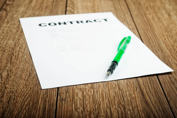 Pen op contract papers — Stockfoto